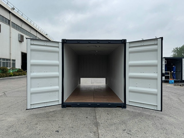 Nieuwe 20ft bulkcontainer met losenvelop in het kopschot, te koop bij Wilbert Trading BV.